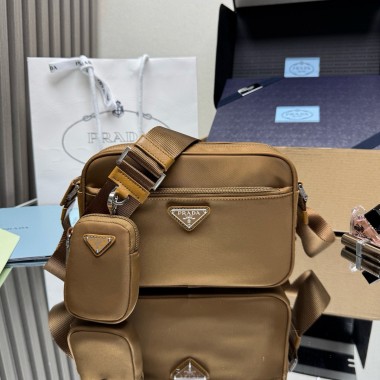 Borsa Prada a tracolla in Re-Nylon-Cammello