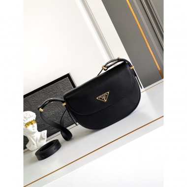 Borsa a spalla Prada Arqué con pattina in pelle-Black