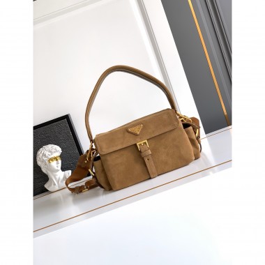 Borsa a spalla Prada Explore medium in pelle scamosciata con pattina