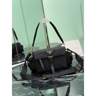 Borsa Prada Explore medium in Re-Nylon con pattina-Black