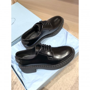 Stringate in pelle spazzolata