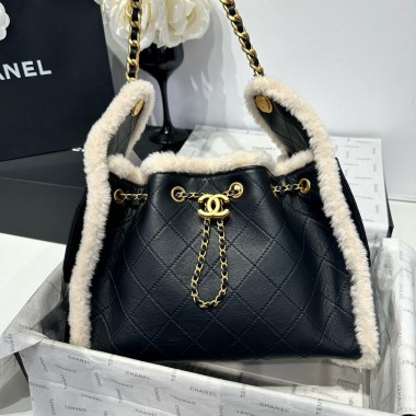 Chanel 25 Small handbag in Shearling Sheepskin-Black/white