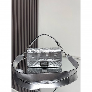 Borsa in pelle Fendi Silver Medium Bagutte