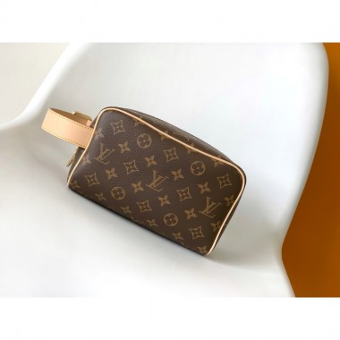 M83112 Trousse Toilette Locker Dopp Kit