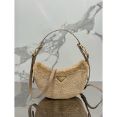 Borsa a spalla Prada Arqué in Shearling