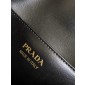 Borsa a spalla Prada Arqué con pattina in pelle-Black