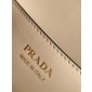 Borsa a spalla Prada Arqué con pattina in pelle-Sabbia